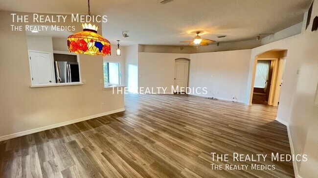Building Photo - 895 Villa Dr