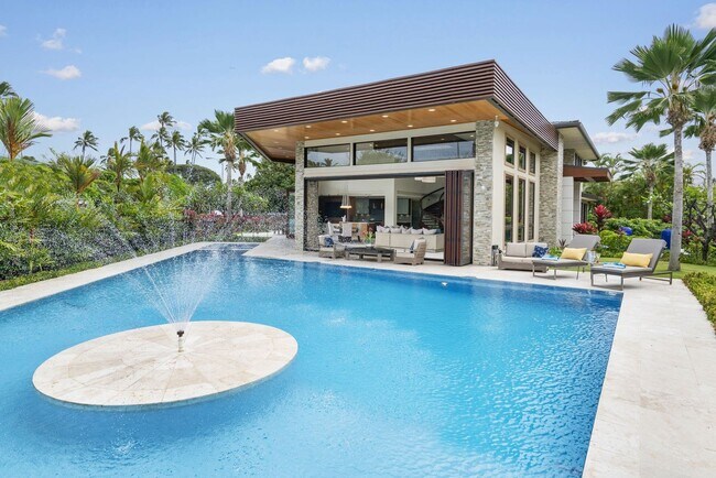 Foto del edificio - Kahala Grand Splendor. Contemporary Luxury residence w/ a large pool.