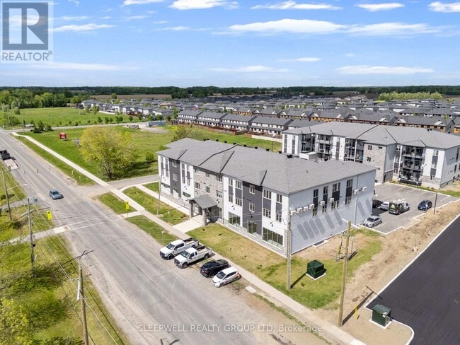 Photo du bâtiment - 979 N Russell Rd