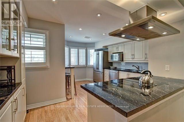 Photo du bâtiment - 921 Adelaide St W
