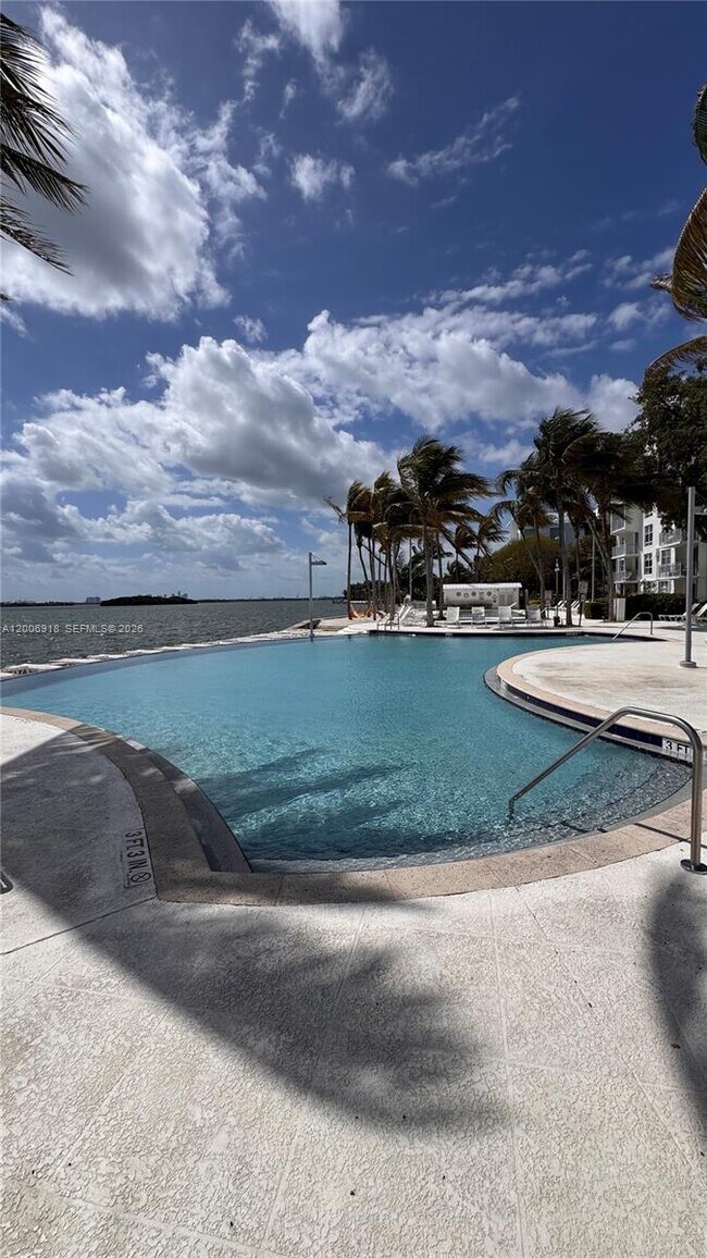 Foto del edificio - 650 NE 64th St