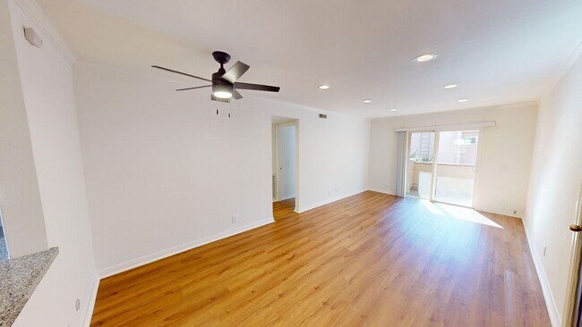 Foto del interior - 6 WEEKS FREE!! Steps from Fallbrook Mall
