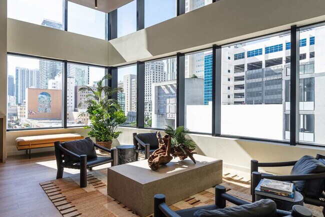 Foto del edificio - 225 N Miami Ave