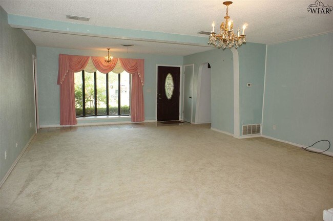 Building Photo - 4620 Summit Dr