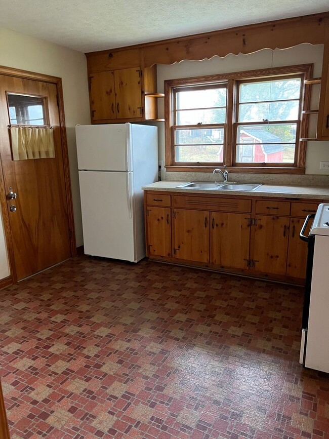 Building Photo - 2 Bedrooms / 1 Bath   Kingsport, TN 37660