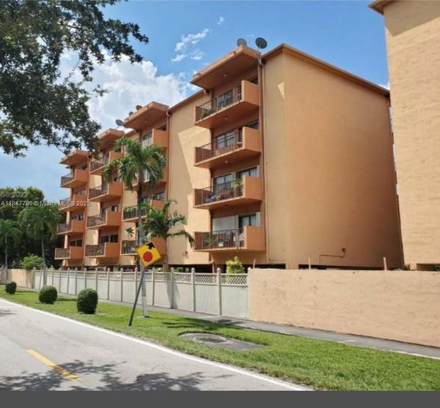 Foto principal - 1800 W 54th St