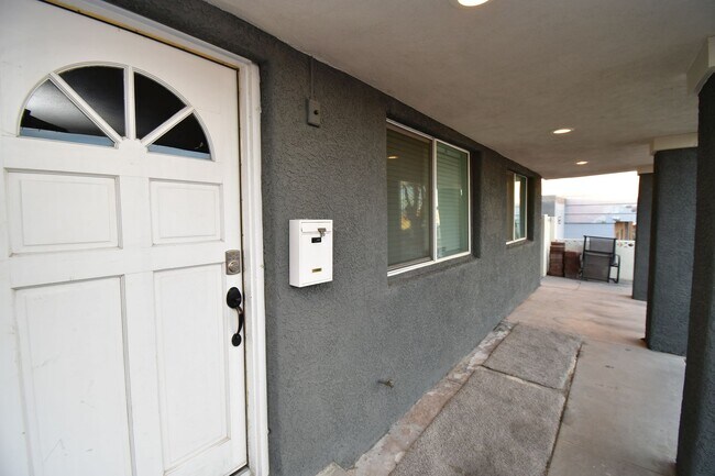 Foto del edificio - Tri-level 1946 sqft 4 bedroom / 3 bath wit...