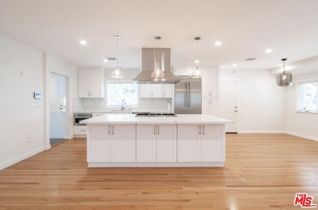 Foto del edificio - 2201 Coldwater Canyon Dr