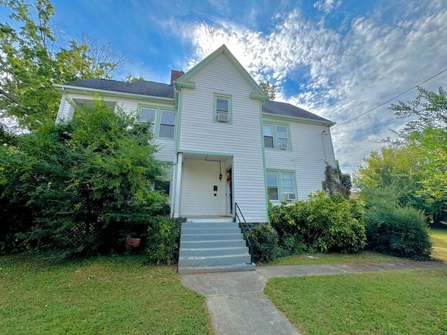 Charming Upstairs Apartment - Charming Upstairs Apartment