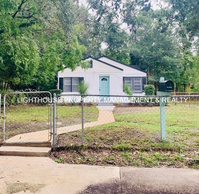 Building Photo - Fully Renovated! Cozy 3 Bed/2 Bath Home