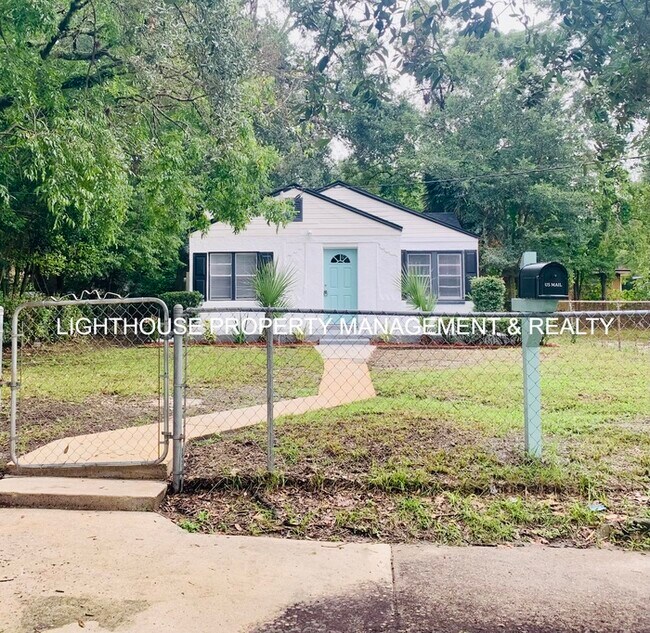 Foto del edificio - Fully Renovated & Cozy 3 Bed/2 Bath with F...