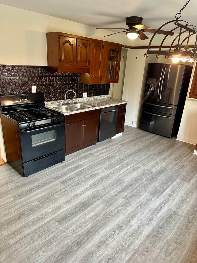 Cocina con lavavajillas - 625 Roosevelt Ave