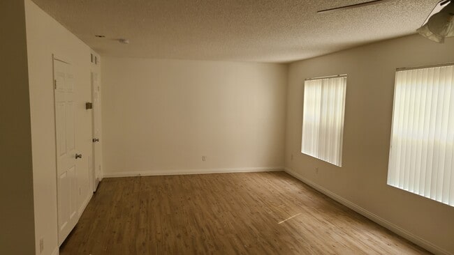 Building Photo - 1122 E Elk Ave