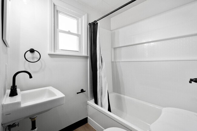 Foto del edificio - Stunning 4 Bedroom home in North Versailles available January 15!