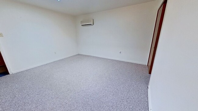 Building Photo - 2nd floor Apartment *MOVE IN SPECIAL*