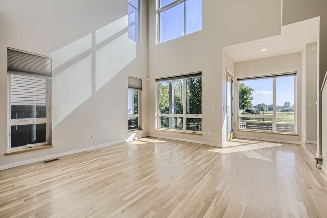 Building Photo - Stunning 4 bed/3.5 bath Hecla Lake Home!
