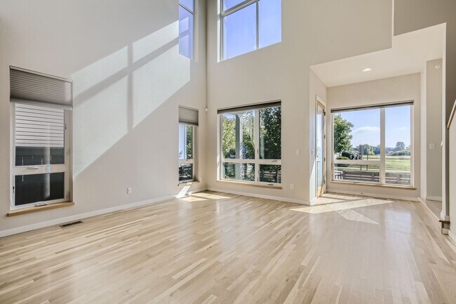 Foto del edificio - Stunning 4 bed/3.5 bath Hecla Lake Home!