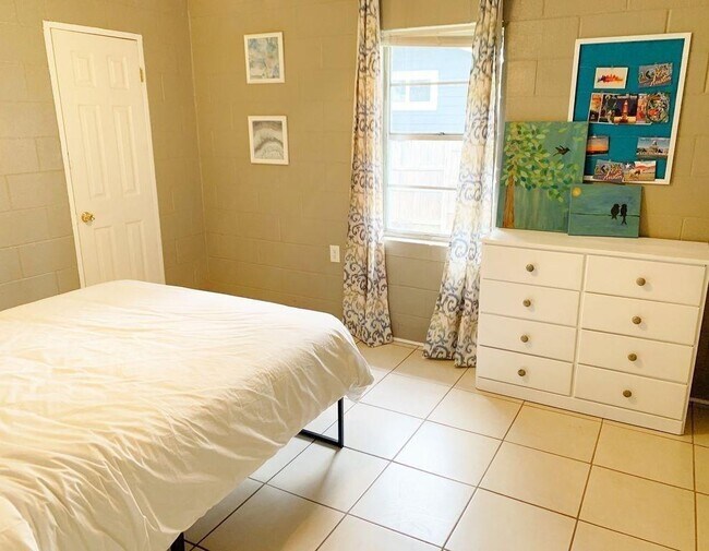 Building Photo - 1704 Cedar Ave