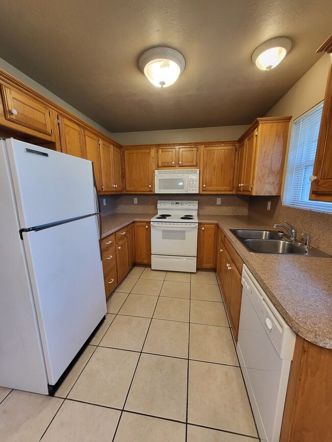 Building Photo - (2) Bed/(2) Bath in Purcell! Avail Nov 1!