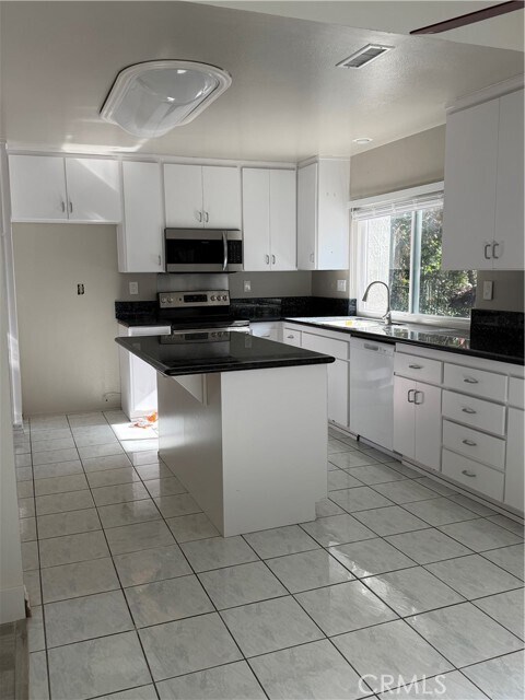 Foto del edificio - 2866 Treeview Pl