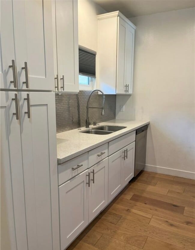 Foto del edificio - 6255 Woodman Ave