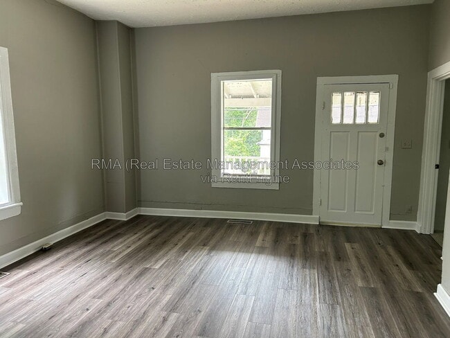 Building Photo - 507 W Cherry St