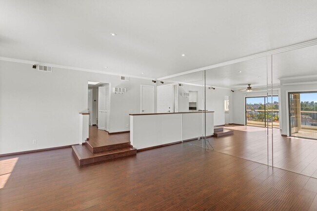 Building Photo - Stunning 2 bedroom *LAKE VIEW* condo for r...
