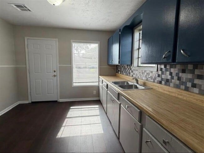 Foto del edificio - 2222 Lilly St