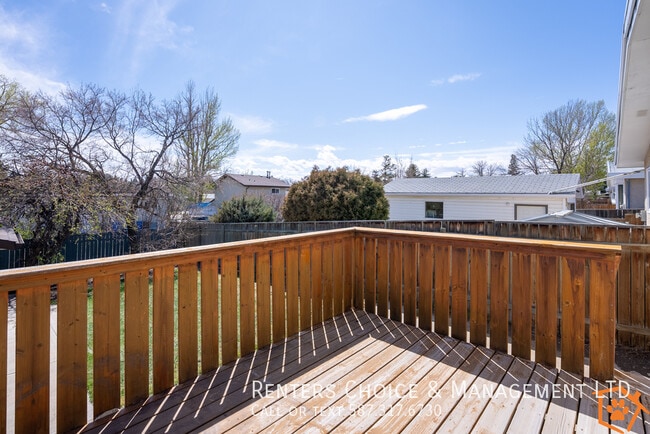 Building Photo - Pet Friendly Half Duplex Near Henderson Lake & Exhibition Park
