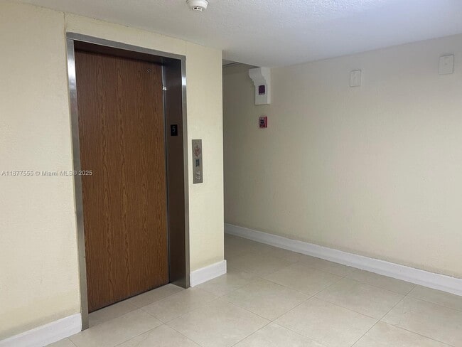 Foto del edificio - 9360 Fontainebleau Blvd