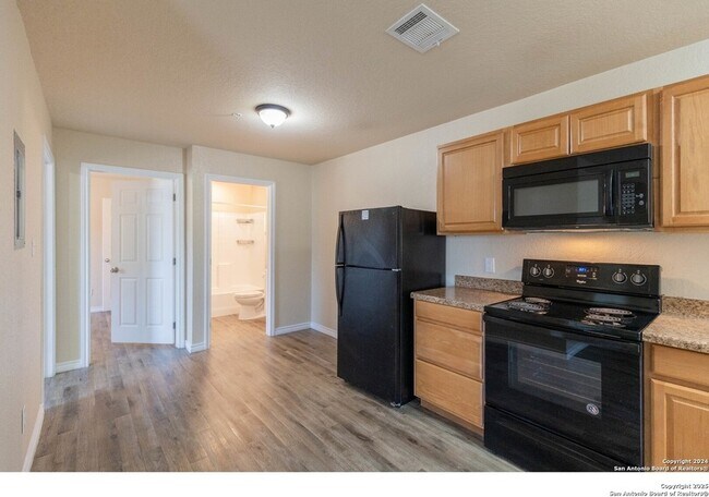 Foto del edificio - 8111 Landing Ave