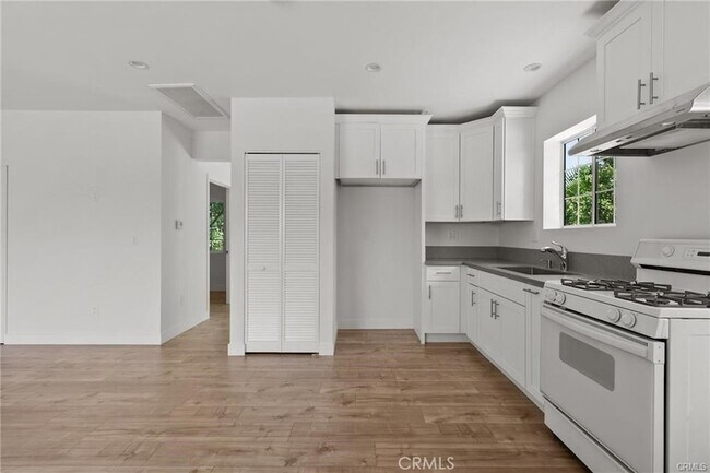 Building Photo - 6502 Matilija Ave