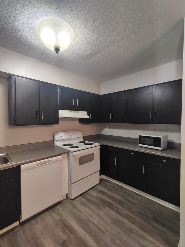 Building Photo - 1100 Skyland Dr