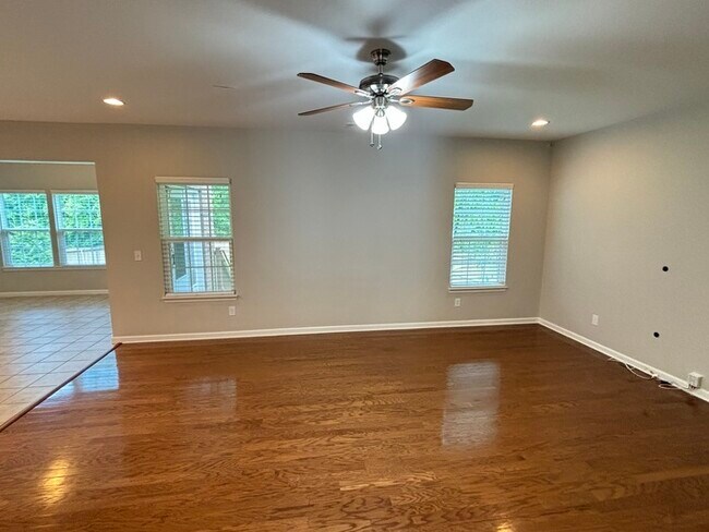 Building Photo - Fairway Farms home close to Vietnam Vetera...