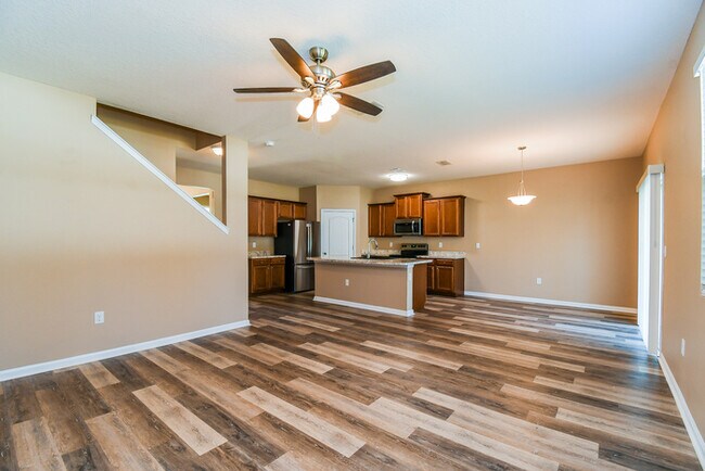 Foto del edificio - Spacious 5-Bedroom Home