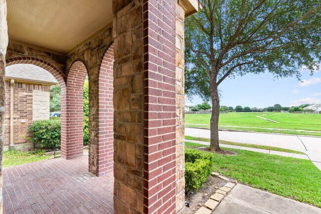 Building Photo - 11119 Hayden Falls Dr