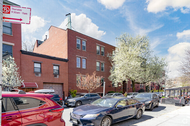 Building Photo - 361 Clinton St