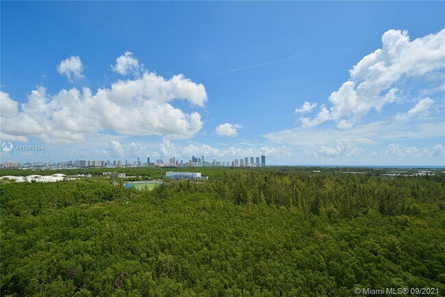 Foto del edificio - 15051 Royal Oaks Ln