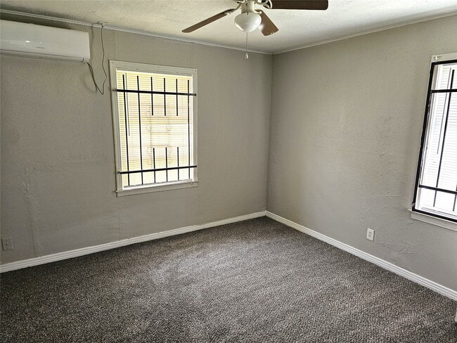 Building Photo - 5902 Pershing St