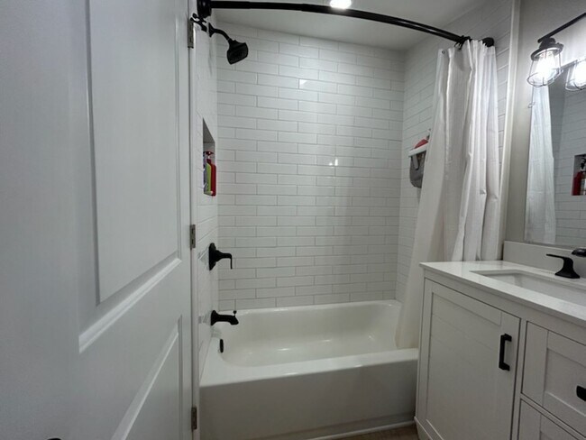 Foto del edificio - Move-In Ready: Modern & Stylish Fully Reno...