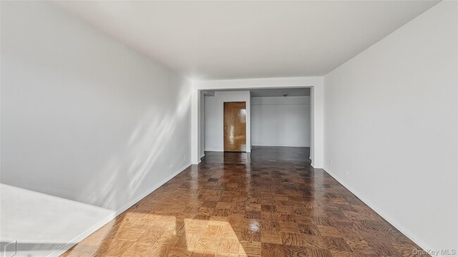 Foto del edificio - 3240 Riverdale Ave