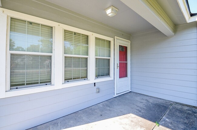 Building Photo - 1028 Caperton St