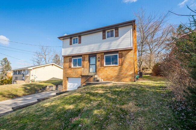 Foto del edificio - AVAILABLE MAY 1ST — STUNNING 3-BEDROOM HOME IN PENN HILLS!