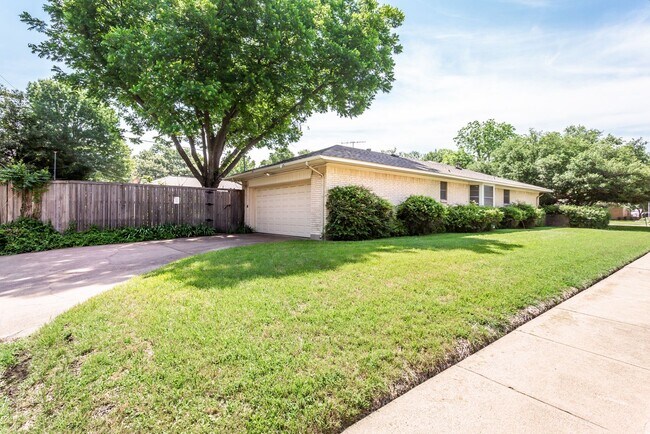 Building Photo - Charming 4-Bed, 2.5-Bath home in University Terrace!