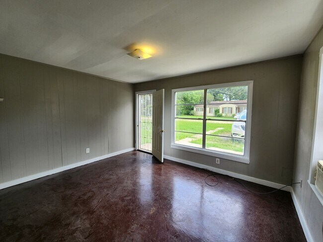 Building Photo - 1742 Vivian Street, Shreveport, LA  71108