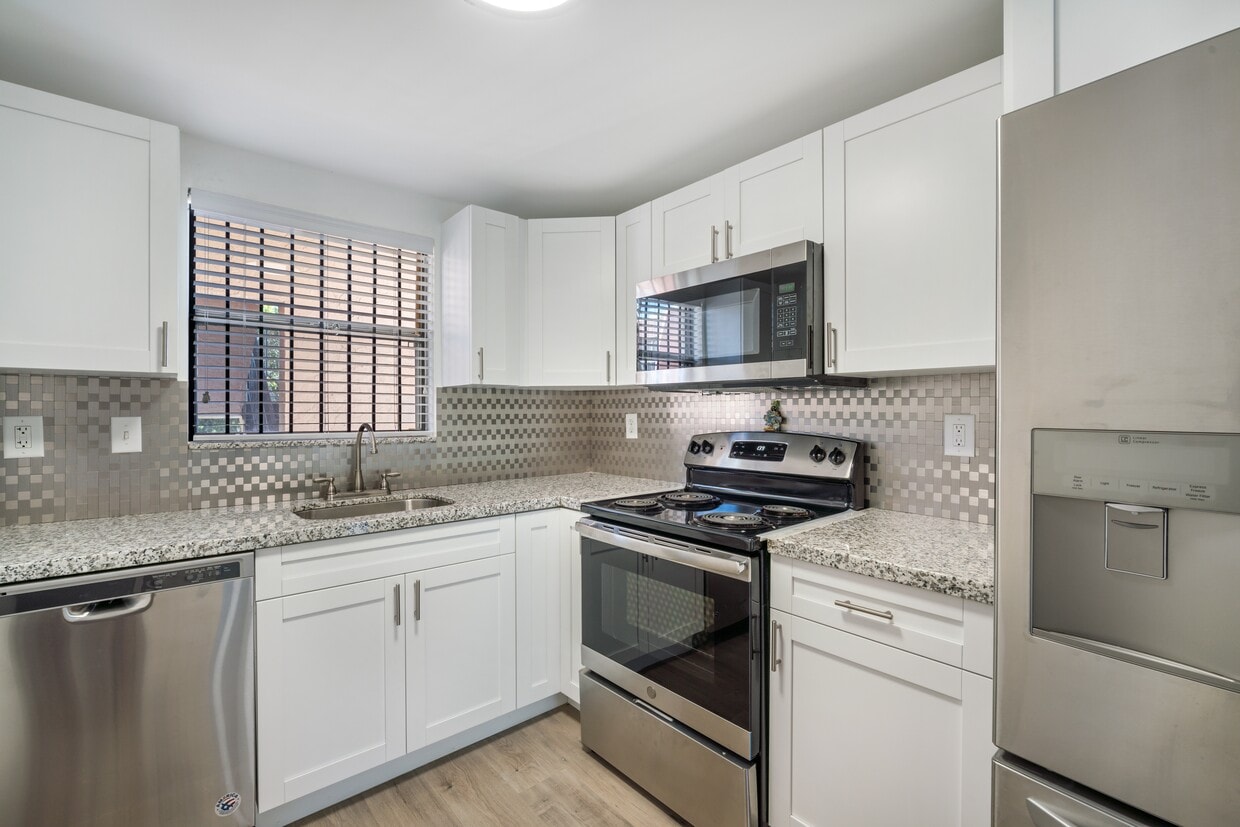 13707 Kendale Lakes Cir, Miami, FL 33183 Condo for Rent in Miami, FL