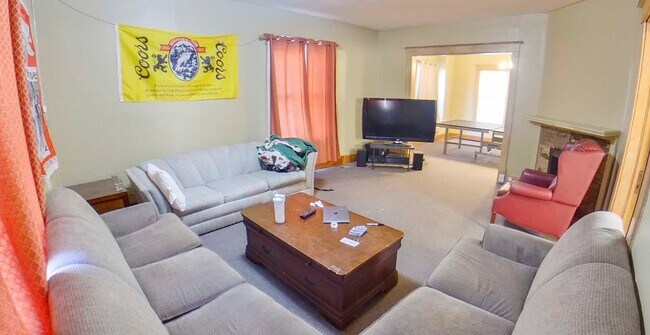 Foto del edificio - 3D Tour Available-Just a Few Blocks to Cam...