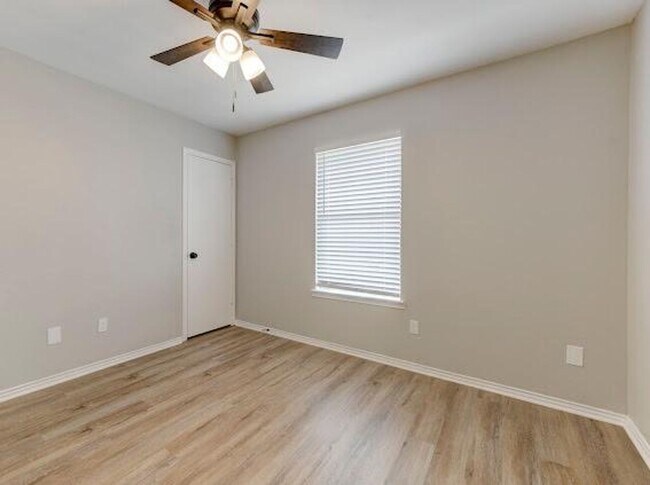 Building Photo - 2BED/ 1.5BATH