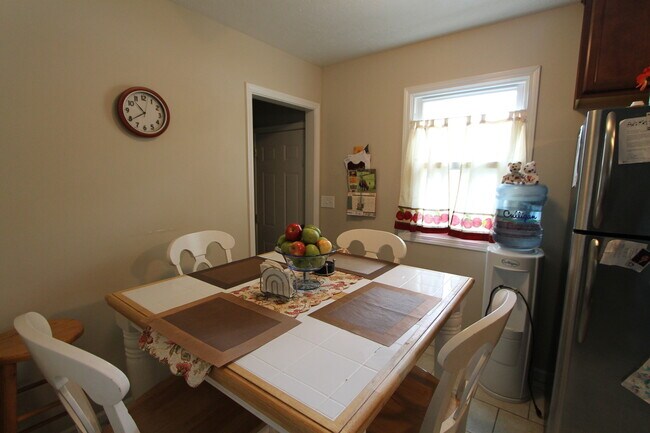 Foto del edificio - Nice 4 Bedroom Home!  Finished Basement! A...
