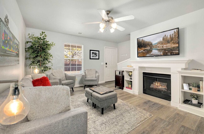 Foto del edificio - 1222 N Iron Horse Dr